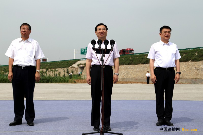 圖為陜西省省長胡和平（圖中）下達(dá)合銅、吳華高速項(xiàng)目開工令